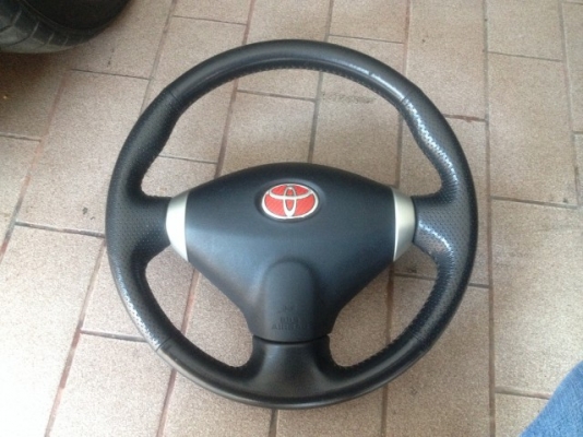 วง TOYOTA 3ก้านหนังเย็บโลโก้เเดงเก่าญี่ปุ่นเเท้สภาพดีไม่มีตัวจุดเเอรเเบ็ก