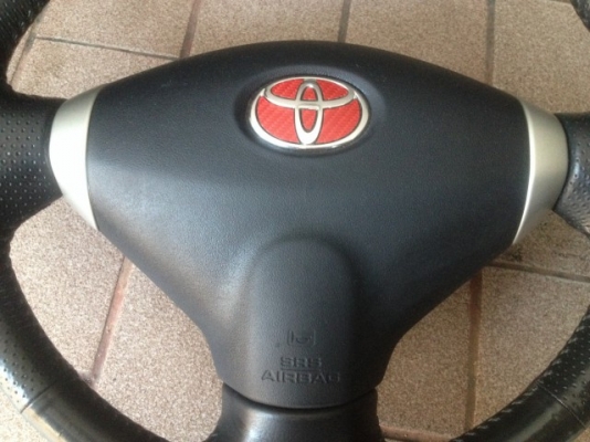 วง TOYOTA 3ก้านหนังเย็บโลโก้เเดงเก่าญี่ปุ่นเเท้สภาพดีไม่มีตัวจุดเเอรเเบ็ก