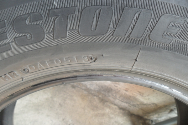 ยาง BRIDGESTONE 175/70R14ปี13 สวยๆ 1 คู่ ราคา 700 บาท ยาง BRIDGESTONE 175/70R14ปี13 สวยๆ 1 คู่ ราคา 700 บาท