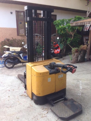 ขายครับโฟ็คลิฟไฟฟ้า ขนาด1ตัน แบตเสื่อม ขาย 29000 บาท