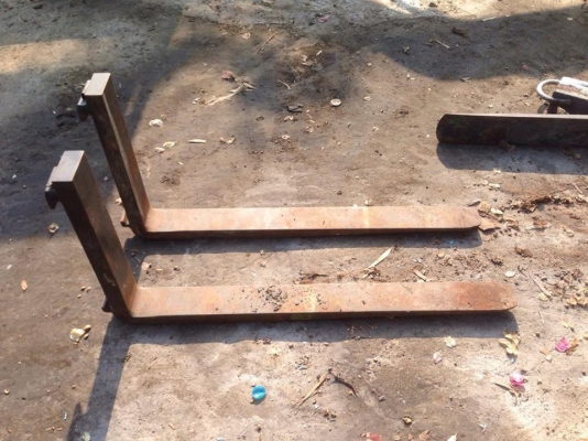 ขายงาโฟ็คลิฟ2ตันครึ่ง ยาว110ซ.ม สูง54ซ.ม กว้าง4นิ้ว ขาย 4000 บาท