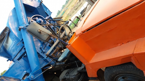 รถนวดข้าว7ฟุตรถ6ล้อเครื่องฮิโน่6สูบ รถนวดข้าว7ฟุตรถ6ล้อเครื่องฮิโน่6สูบ