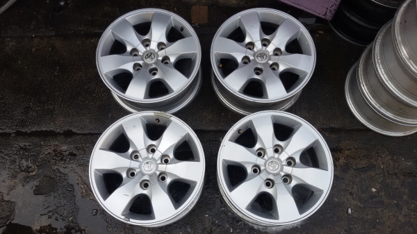 แม็ก Toyota VIGO Pre-runner ขอบ 16 2 ชุดสภาพเดิมๆ ไม่คดไม่ดุ้ง พร้อมใส่ ราคาถูกมาก่อนมาเลือกก่อนครับ ราคาชุดละ 3,900 บาท