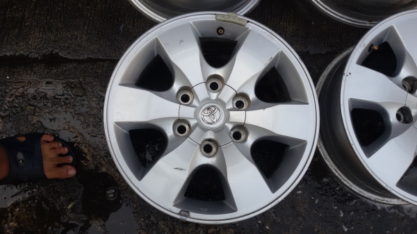 แม็ก Toyota VIGO Pre-runner ขอบ 16 2 ชุดสภาพเดิมๆ ไม่คดไม่ดุ้ง พร้อมใส่ ราคาถูกมาก่อนมาเลือกก่อนครับ ราคาชุดละ 3,900 บาท