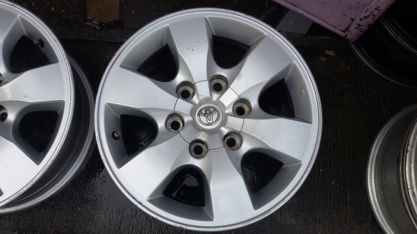 แม็ก Toyota VIGO Pre-runner ขอบ 16 2 ชุดสภาพเดิมๆ ไม่คดไม่ดุ้ง พร้อมใส่ ราคาถูกมาก่อนมาเลือกก่อนครับ ราคาชุดละ 3,900 บาท