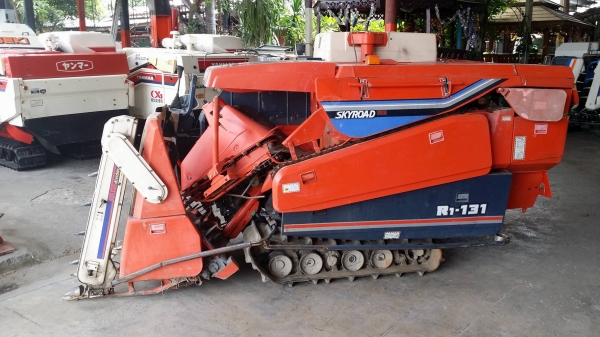 รถเกี่ยวข้าวพร้อมนวดข้าวในตัว แบบนั่งขับ เก่าญี่ปุ่น  KUBOTA   รุ่น  R1-131 เกี่ยวข้าว 2 แถว