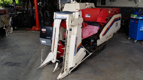รถเกี่ยวข้าวพร้อมนวดข้าวในตัว แบบนั่งขับ เก่าญี่ปุ่น  YANMAR รุ่น  CA15