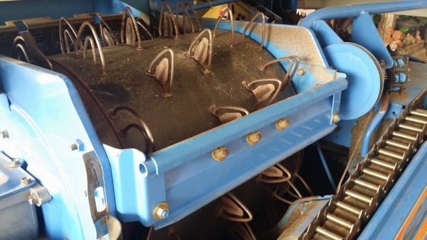 รถเกี่ยวข้าวพร้อมนวดข้าวในตัว แบบนั่งขับ เก่าญี่ปุ่น  ISEKI รุ่น  FRONTIER 13 เกี่ยวข้าว 2 แถว มีชุดสับฟาง  สภาพสวย