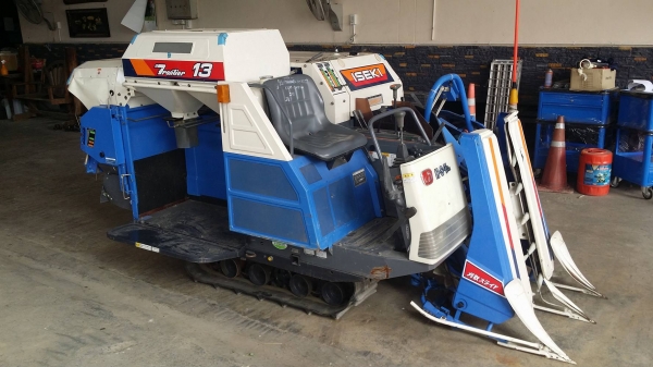 รถเกี่ยวข้าวพร้อมนวดข้าวในตัว แบบนั่งขับ เก่าญี่ปุ่น  ISEKI รุ่น  FRONTIER 13 เกี่ยวข้าว 2 แถว มีชุดสับฟาง  สภาพสวย