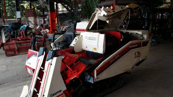 รถเกี่ยวข้าวพร้อมนวดข้าวในตัว แบบนั่งขับ เก่าญี่ปุ่น  YANMAR   รุ่น CA125 เกี่ยวข้าว 2 แถว สภาพสวย