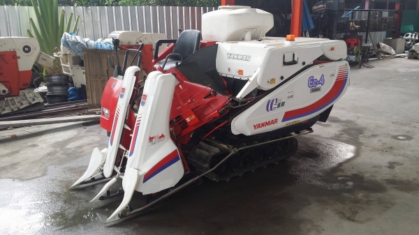 รถเกี่ยวข้าวพร้อมนวดข้าวในตัว แบบนั่งขับ เก่าญี่ปุ่น  YANMAR  รุ่น  Ee-4 เกี่ยวข้าว 2 แถว สภาพสวย