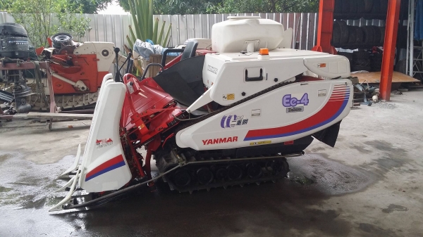 รถเกี่ยวข้าวพร้อมนวดข้าวในตัว แบบนั่งขับ เก่าญี่ปุ่น  YANMAR  รุ่น  Ee-4 เกี่ยวข้าว 2 แถว สภาพสวย
