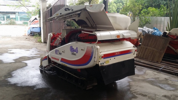 รถเกี่ยวข้าวพร้อมนวดข้าวในตัว แบบนั่งขับ เก่าญี่ปุ่น  YANMAR  รุ่น  Ee-4 เกี่ยวข้าว 2 แถว สภาพสวย