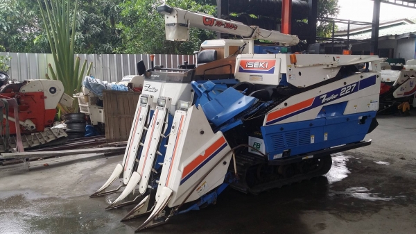 รถเกี่ยวข้าวพร้อมนวดข้าวในตัว แบบนั่งขับ เก่าญี่ปุ่น  ISEKI  รุ่น FRONTIER 227 เกี่ยวข้าว 3 แถว เครื่องยนต์ 3 สูบดีเซล