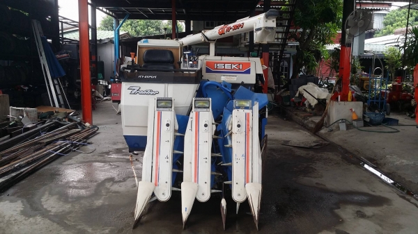 รถเกี่ยวข้าวพร้อมนวดข้าวในตัว แบบนั่งขับ เก่าญี่ปุ่น  ISEKI  รุ่น FRONTIER 227 เกี่ยวข้าว 3 แถว เครื่องยนต์ 3 สูบดีเซล