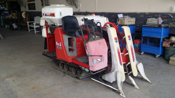 รถเกี่ยวข้าวพร้อมนวดข้าวในตัว แบบนั่งขับ เก่าญี่ปุ่น  YANMAR  รุ่น  Ee-2 เกี่ยวข้าว 2 แถว สภาพสวย