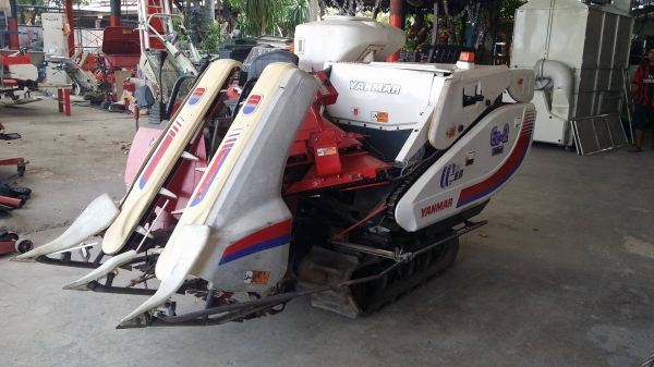 รถเกี่ยวข้าวพร้อมนวดข้าวในตัว แบบนั่งขับ เก่าญี่ปุ่น  YANMAR  รุ่น  Ee-2 เกี่ยวข้าว 2 แถว สภาพสวย