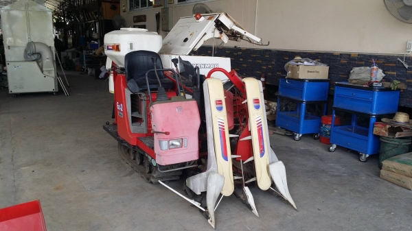 รถเกี่ยวข้าวพร้อมนวดข้าวในตัว แบบนั่งขับ เก่าญี่ปุ่น  YANMAR  รุ่น  Ee-2 เกี่ยวข้าว 2 แถว สภาพสวย
