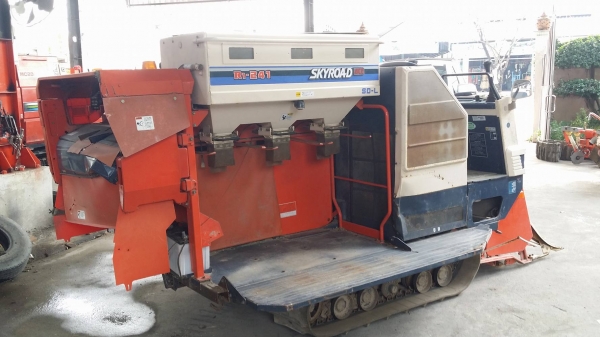 รถเกี่ยวข้าวพร้อมนวดข้าวในตัว แบบนั่งขับ เก่าญี่ปุ่น  KUBOTA  รุ่น  R1-241 เกี่ยวข้าว 3 แถว เครื่องยนต์ดีเซล