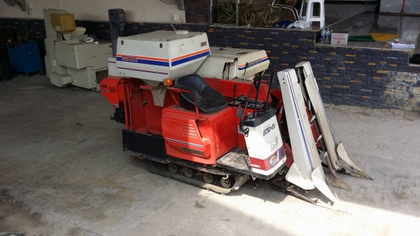 รถเกี่ยวข้าวพร้อมนวดข้าวในตัว แบบนั่งขับ เก่าญี่ปุ่น SHIBAURA  รุ่น CX11