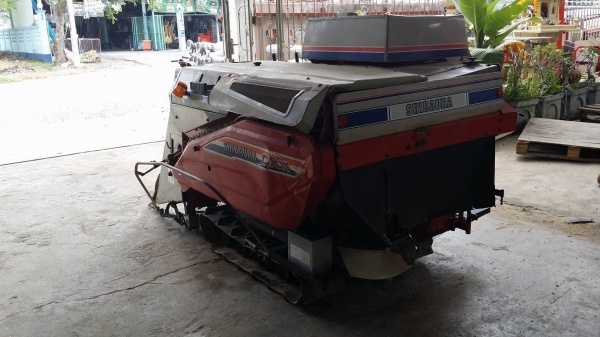 รถเกี่ยวข้าวพร้อมนวดข้าวในตัว แบบนั่งขับ เก่าญี่ปุ่น SHIBAURA  รุ่น CX11