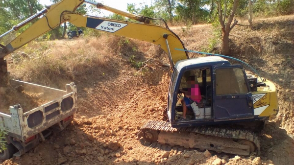 แบคโฮ KOBELCO SK120 MARK (3) ไฟตัด เครื่อง/ปั้ม เดิม แรงดี บูมอาร์มดี บุ้งกี๋หนา ฟันยาว เอวดี แน่น ช่วงล่าง65\% โซ่ดี แทร็กครบ โรลเลอร์ดี สป็อคเก็ต65\% แอร์เย็น รถทำใช้งานอยู่ ไม่มีเล่ม ขายตามสภาพ **ขาย KOBELCO MARK 3 SK-120 แบคโฮยอดน แบคโฮ KOBELCO SK120 MARK (3) ไฟตัด เครื่อง/ปั้ม เดิม แรงดี บูมอาร์มดี บุ้งกี๋หนา ฟันยาว เอวดี แน่น ช่วงล่าง65\% โซ่ดี แทร็กครบ โรลเลอร์ดี สป็อคเก็ต65\% แอร์เย็น รถทำใช้งานอยู่ ไม่มีเล่ม ขายตามสภาพ **ขาย KOBELCO MARK 3 SK-120 แบคโฮยอดน