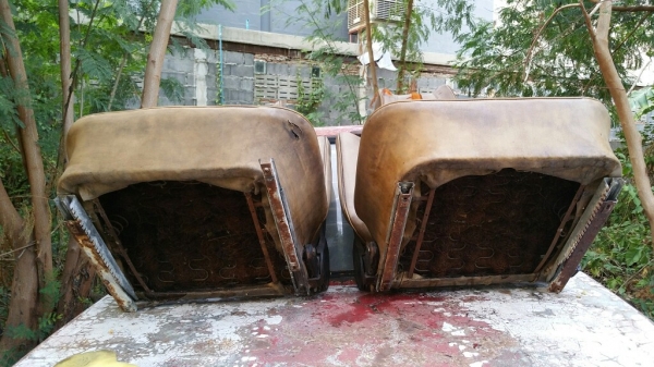 เบาะแท้เดิมๆคู่หน้า BMW 2002 
และ เบาะหลัง ติดรถ bmw 2002 มา (ไม่แน่ใจว่าใช่ของ 02 ไหม แต่วางพอดี อาจต้องแปลงบ้างนิดหน่อย

สภาพตามรูป กลไกปรับเบาะยังใช้งานได้
ควรหุ้มใหม่ และ อัดฟองใหม่น้ำด้วย

ขายเหมา ราคา 9000 บาท

แยกเบาะคู่หน้า 7000 บาท
เบาะหลัง 3500