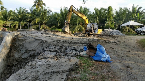 ขายรถแบคโฮ KOBELCO SK120-/// ราคา 450000 ขายรถแบคโฮ KOBELCO SK120-/// ราคา 450000