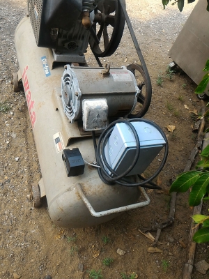 ปั๊มลม ยี่ห้อ IWATA แบบสองสูบ  ชนิด Oil - Free ไม่ใช้น้ำมัน ถังลมขนาด 180 ลิตร จากญี่ปุ่น  ให้พร้อมมอเตอร์ขับขนาด 3.5 KW. ( 5 แรงม้า)