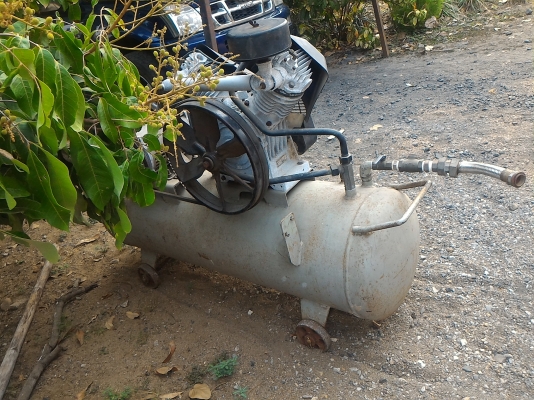 ปั๊มลม ยี่ห้อ IWATA แบบสองสูบ  ชนิด Oil - Free ไม่ใช้น้ำมัน ถังลมขนาด 180 ลิตร จากญี่ปุ่น  ให้พร้อมมอเตอร์ขับขนาด 3.5 KW. ( 5 แรงม้า)