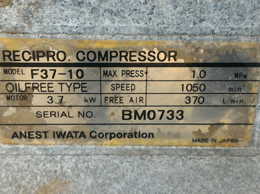 ปั๊มลม ยี่ห้อ IWATA แบบสองสูบ  ชนิด Oil - Free ไม่ใช้น้ำมัน ถังลมขนาด 180 ลิตร จากญี่ปุ่น  ให้พร้อมมอเตอร์ขับขนาด 3.5 KW. ( 5 แรงม้า)