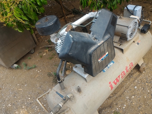 ปั๊มลม ยี่ห้อ IWATA แบบสองสูบ  ชนิด Oil - Free ไม่ใช้น้ำมัน ถังลมขนาด 180 ลิตร จากญี่ปุ่น  ให้พร้อมมอเตอร์ขับขนาด 3.5 KW. ( 5 แรงม้า)