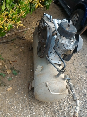 ปั๊มลม ยี่ห้อ IWATA แบบสองสูบ  ชนิด Oil - Free ไม่ใช้น้ำมัน ถังลมขนาด 180 ลิตร จากญี่ปุ่น  ให้พร้อมมอเตอร์ขับขนาด 3.5 KW. ( 5 แรงม้า)