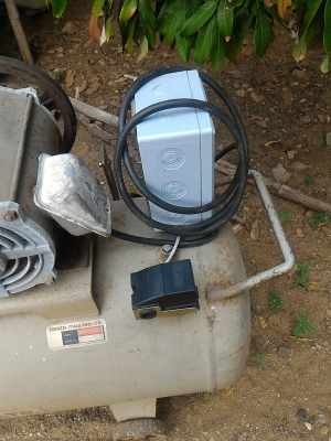 ปั๊มลม ยี่ห้อ IWATA แบบสองสูบ  ชนิด Oil - Free ไม่ใช้น้ำมัน ถังลมขนาด 180 ลิตร จากญี่ปุ่น  ให้พร้อมมอเตอร์ขับขนาด 3.5 KW. ( 5 แรงม้า)