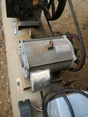 ปั๊มลม ยี่ห้อ IWATA แบบสองสูบ  ชนิด Oil - Free ไม่ใช้น้ำมัน ถังลมขนาด 180 ลิตร จากญี่ปุ่น  ให้พร้อมมอเตอร์ขับขนาด 3.5 KW. ( 5 แรงม้า)