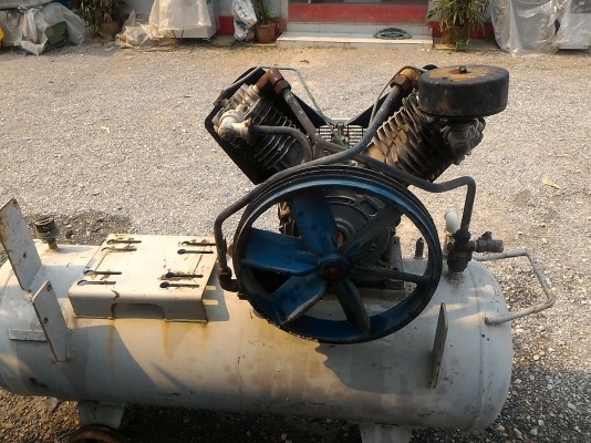 ปั๊มลม ยี่ห้อ IWATA แบบสองสูบ ชนิด Oil - Free ไม่ใช้น้ำมันจากญี่ปุ่น  ถังลมขนาด 220 ลิตร   ไม่มีมอเตอร์ติดมาด้วย ใช้มอเตอร์ขับขนาด 5 - 7.5 แรงม้า