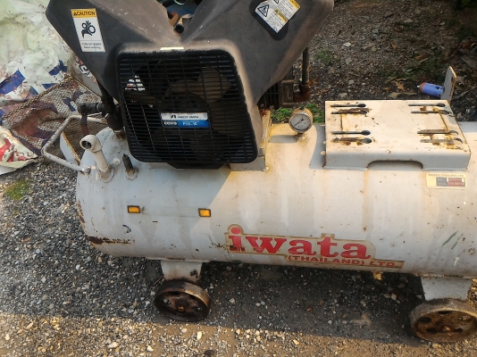 ปั๊มลม ยี่ห้อ IWATA แบบสองสูบ ชนิด Oil - Free ไม่ใช้น้ำมันจากญี่ปุ่น  ถังลมขนาด 220 ลิตร   ไม่มีมอเตอร์ติดมาด้วย ใช้มอเตอร์ขับขนาด 5 - 7.5 แรงม้า