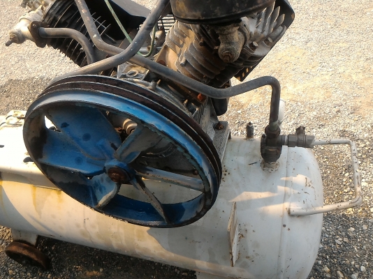 ปั๊มลม ยี่ห้อ IWATA แบบสองสูบ ชนิด Oil - Free ไม่ใช้น้ำมันจากญี่ปุ่น  ถังลมขนาด 220 ลิตร   ไม่มีมอเตอร์ติดมาด้วย ใช้มอเตอร์ขับขนาด 5 - 7.5 แรงม้า