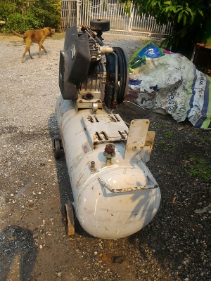 ปั๊มลม ยี่ห้อ IWATA แบบสองสูบ ชนิด Oil - Free ไม่ใช้น้ำมันจากญี่ปุ่น  ถังลมขนาด 220 ลิตร   ไม่มีมอเตอร์ติดมาด้วย ใช้มอเตอร์ขับขนาด 5 - 7.5 แรงม้า