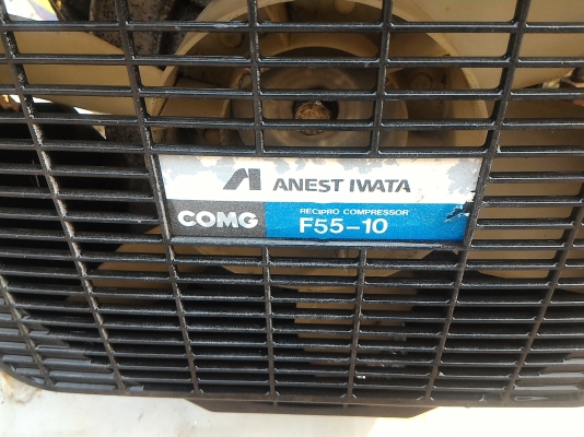 ปั๊มลม ยี่ห้อ IWATA แบบสองสูบ ชนิด Oil - Free ไม่ใช้น้ำมันจากญี่ปุ่น  ถังลมขนาด 220 ลิตร   ไม่มีมอเตอร์ติดมาด้วย ใช้มอเตอร์ขับขนาด 5 - 7.5 แรงม้า