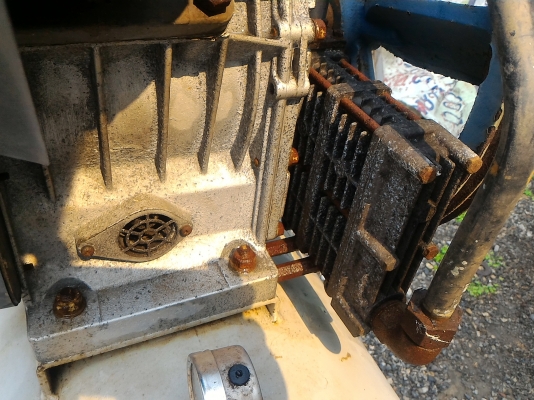 ปั๊มลม ยี่ห้อ IWATA แบบสองสูบ ชนิด Oil - Free ไม่ใช้น้ำมันจากญี่ปุ่น  ถังลมขนาด 220 ลิตร   ไม่มีมอเตอร์ติดมาด้วย ใช้มอเตอร์ขับขนาด 5 - 7.5 แรงม้า