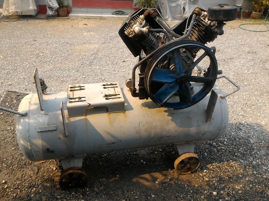 ปั๊มลม ยี่ห้อ IWATA แบบสองสูบ ชนิด Oil - Free ไม่ใช้น้ำมันจากญี่ปุ่น  ถังลมขนาด 220 ลิตร   ไม่มีมอเตอร์ติดมาด้วย ใช้มอเตอร์ขับขนาด 5 - 7.5 แรงม้า