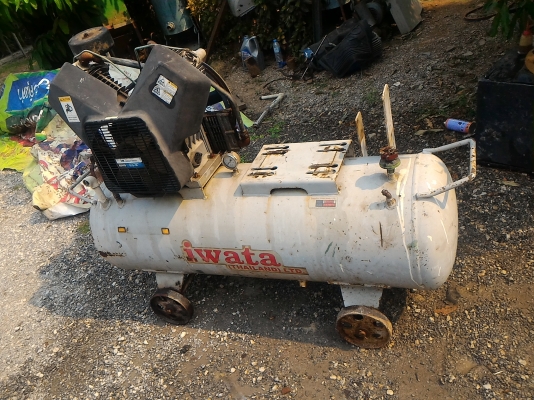 ปั๊มลม ยี่ห้อ IWATA แบบสองสูบ ชนิด Oil - Free ไม่ใช้น้ำมันจากญี่ปุ่น  ถังลมขนาด 220 ลิตร   ไม่มีมอเตอร์ติดมาด้วย ใช้มอเตอร์ขับขนาด 5 - 7.5 แรงม้า
