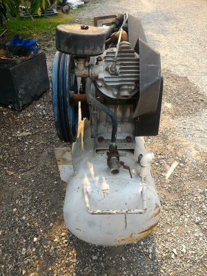 ปั๊มลม ยี่ห้อ IWATA แบบสองสูบ ชนิด Oil - Free ไม่ใช้น้ำมันจากญี่ปุ่น  ถังลมขนาด 220 ลิตร   ไม่มีมอเตอร์ติดมาด้วย ใช้มอเตอร์ขับขนาด 5 - 7.5 แรงม้า