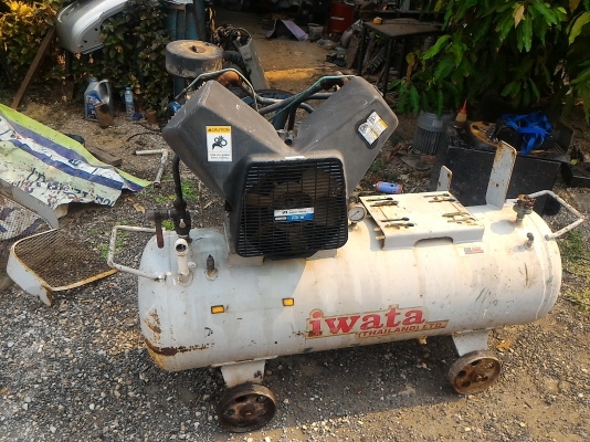 ปั๊มลม ยี่ห้อ IWATA แบบสองสูบ ชนิด Oil - Free ไม่ใช้น้ำมันจากญี่ปุ่น  ถังลมขนาด 220 ลิตร   ไม่มีมอเตอร์ติดมาด้วย ใช้มอเตอร์ขับขนาด 5 - 7.5 แรงม้า