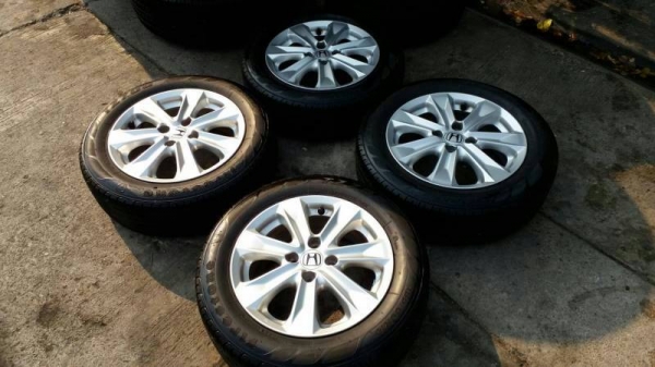 ล้อ honda jazz ขอบ 15 พร้อมยางปี 15 ชุดล่ะ 8500