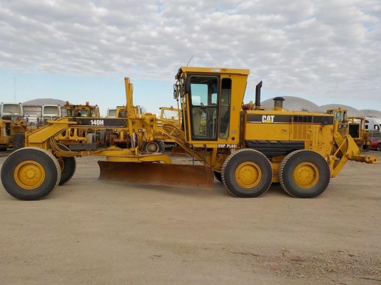 รถเกรด Caterpillar 140H #APM01671 ชั่วโมงทำงานน้อย โทร. 080-6565422 (หนิง)