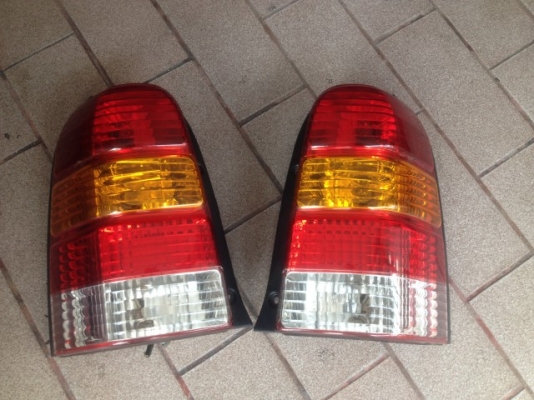 ไฟท้าย FORD ESCAPE เก่าญี่ปุ่นเเท้สภาพสวยๆคู่ละ