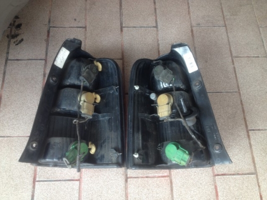 ไฟท้าย FORD ESCAPE เก่าญี่ปุ่นเเท้สภาพสวยๆคู่ละ