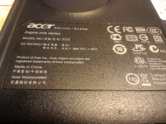 เนตบุ๊คคอมพิวเตอร์พกพา Acer Aspire One หน้าจอ 10.1 นิ้ว  CPU ของ Intel  Atom  แรม 1 GB.